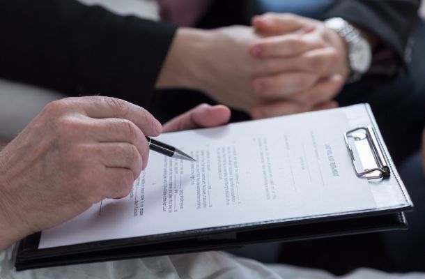 Primo piano di un documento di ultime volontà