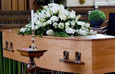 primo piano di una bara colorata in un carro funebre o in una cappella prima del funerale o della sepoltura in un cimitero