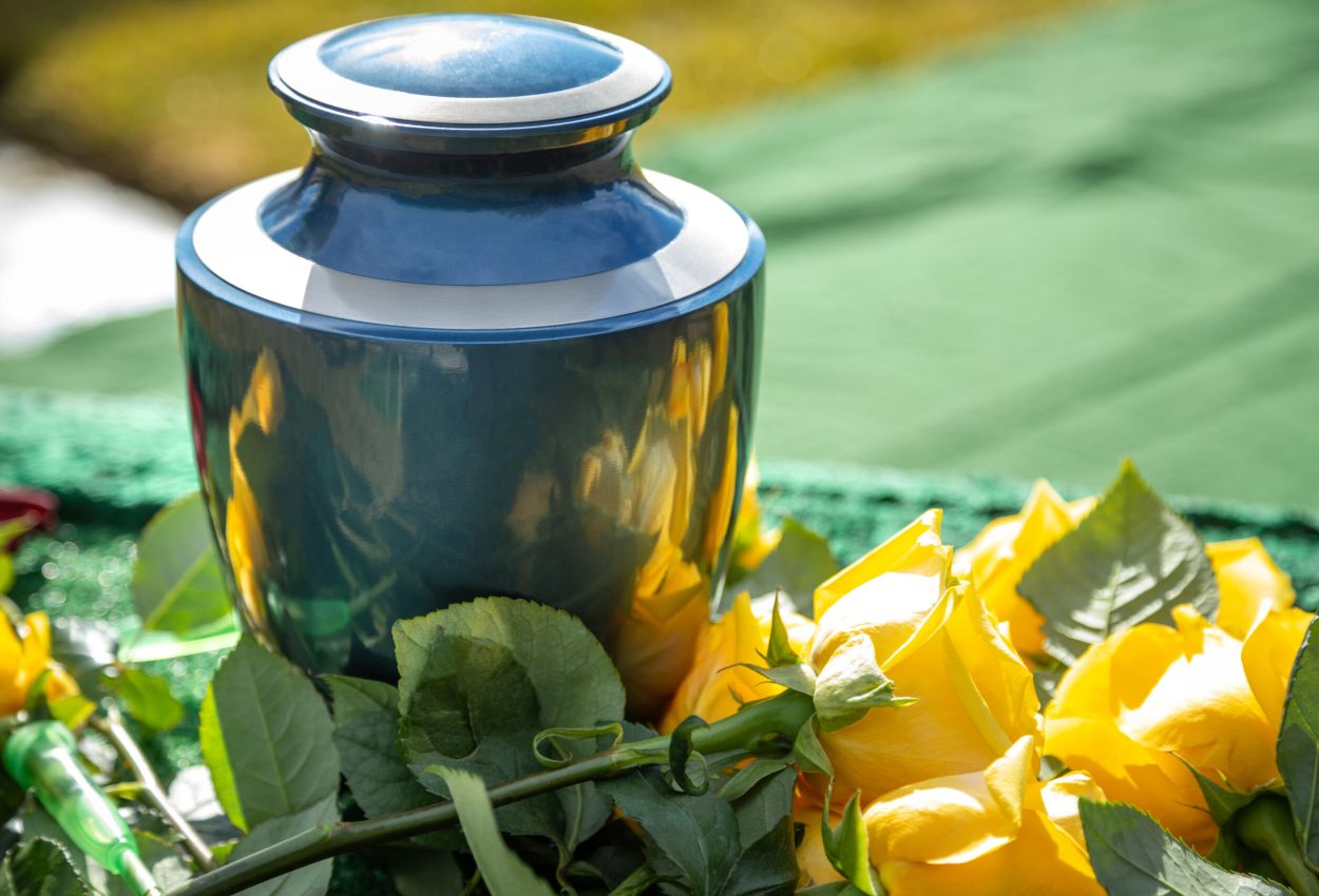 Urna con rose gialle, in un funerale all'aperto