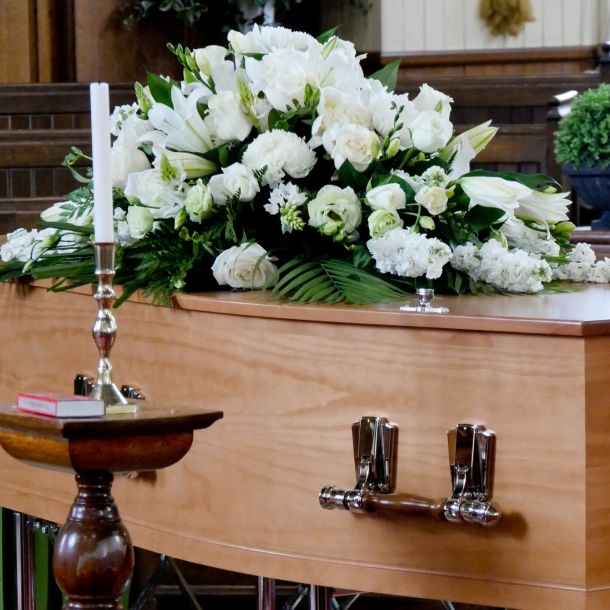 primo piano di una bara colorata in un carro funebre o in una cappella prima del funerale o della sepoltura in un cimitero