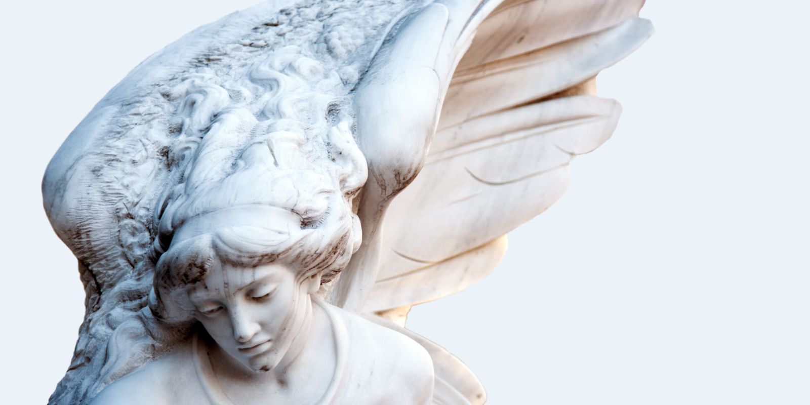 Frammento di scultura antica angelo.