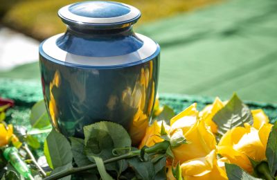 Urna con rose gialle, in un funerale all'aperto