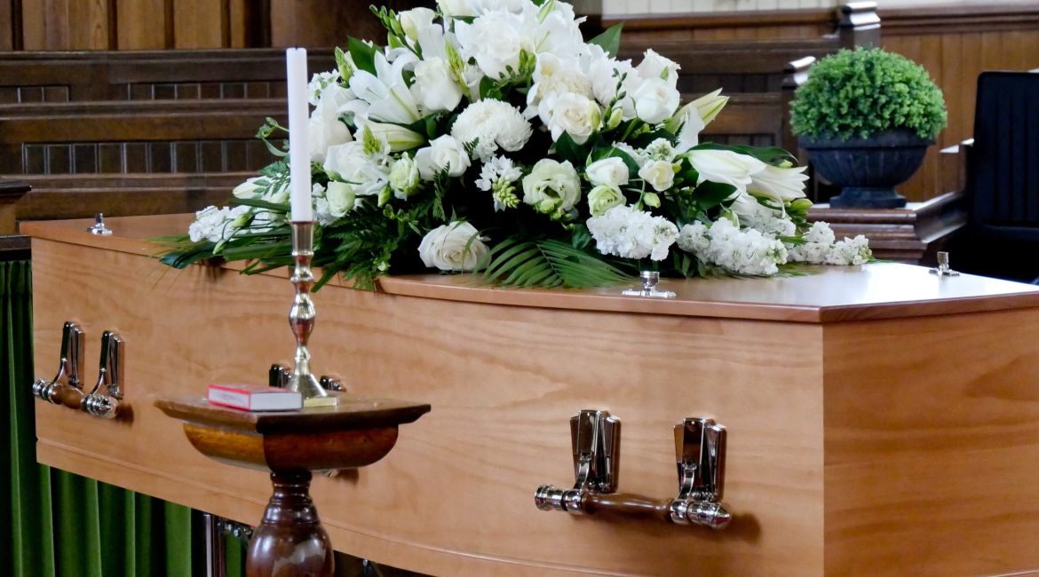 primo piano di una bara colorata in un carro funebre o in una cappella prima del funerale o della sepoltura in un cimitero