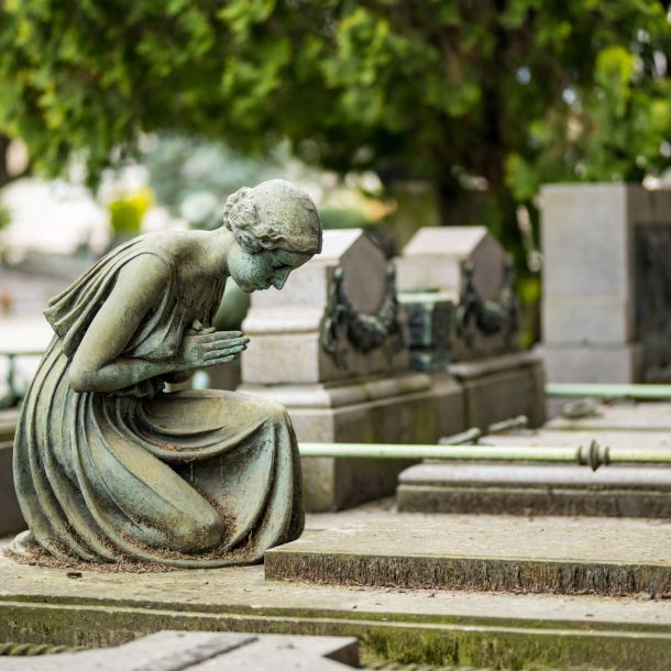 Impressionanti sculture sulle tombe e sui monumenti del Cimitero Monumentale di Milano, luogo di sepoltura dei più importanti italiani. Milano, Italia.